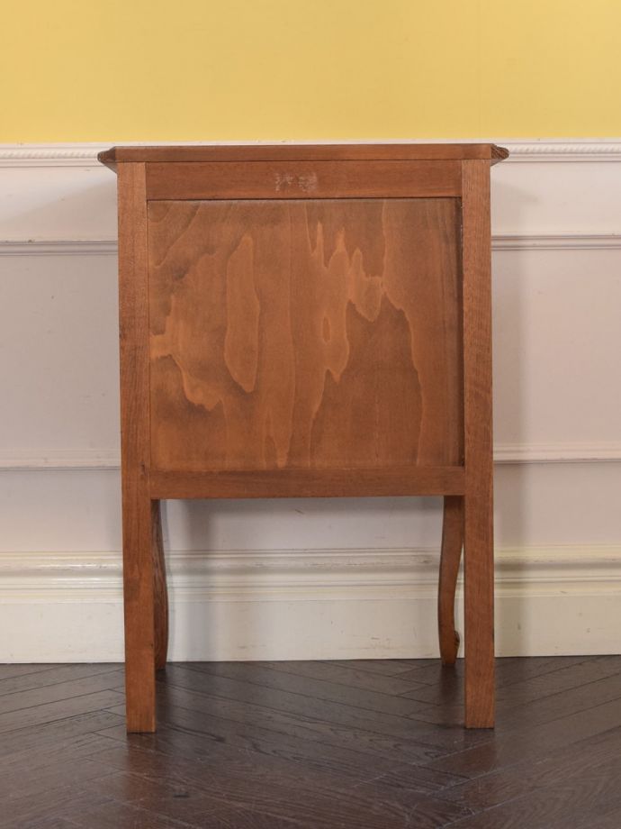 サイドチェストの後ろ姿