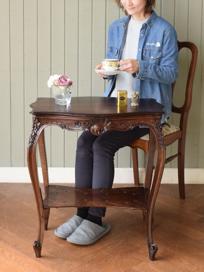 フランスアンティークのテーブル