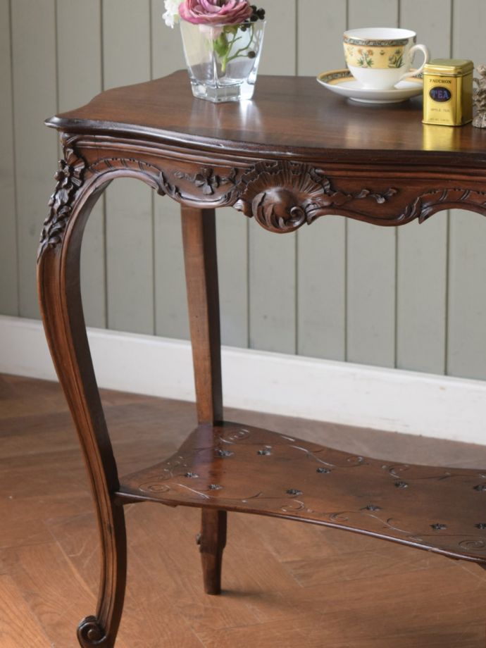 フランスの家具らしい美しいフォルム