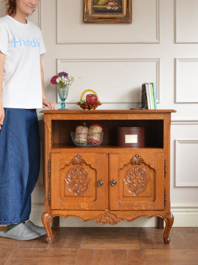 フランスの優雅なサイドボード