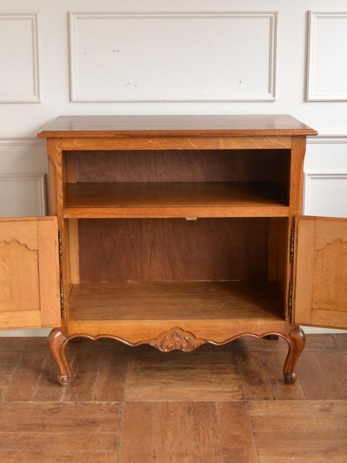 アンティークのサイドボードの扉の中