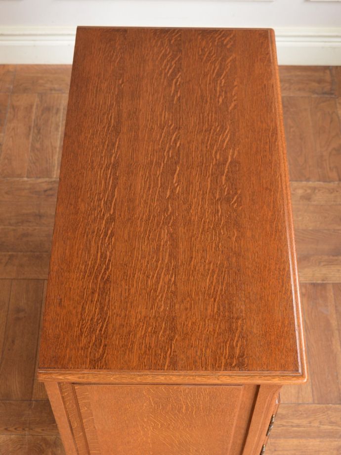 アンティークのサイドボードの天板