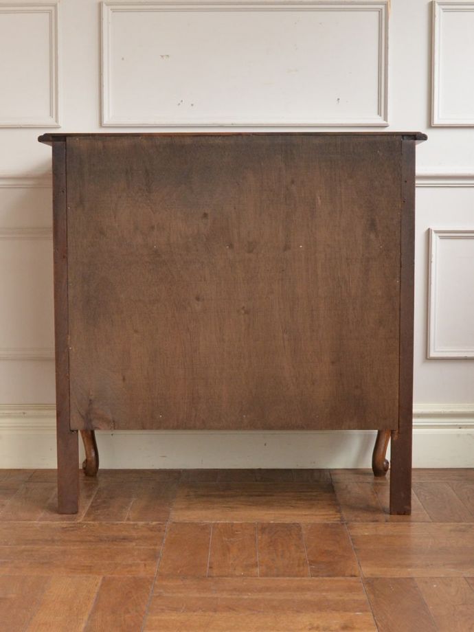 サイドボードの後ろ姿