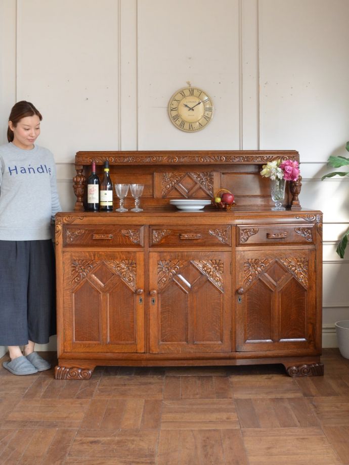 英国アンティークのサイドボード