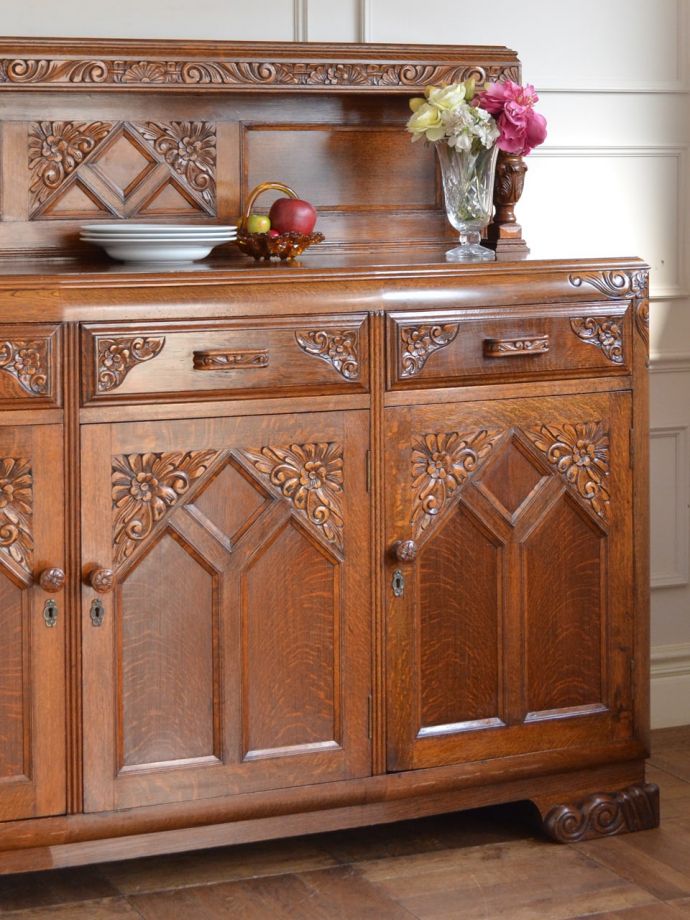 アンティーク家具らしさが漂うサイドボード