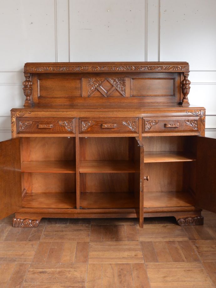 アンティークキャビネットの扉の中