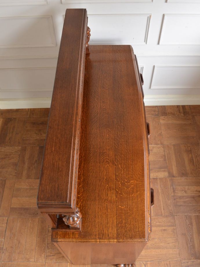 アンティークのサイドボードの天板