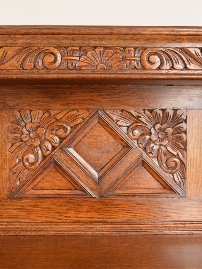 英国アンティーク家具らしい装飾