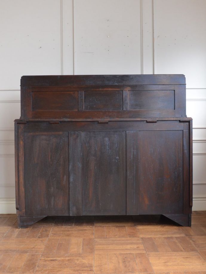 キャビネットの後ろ姿