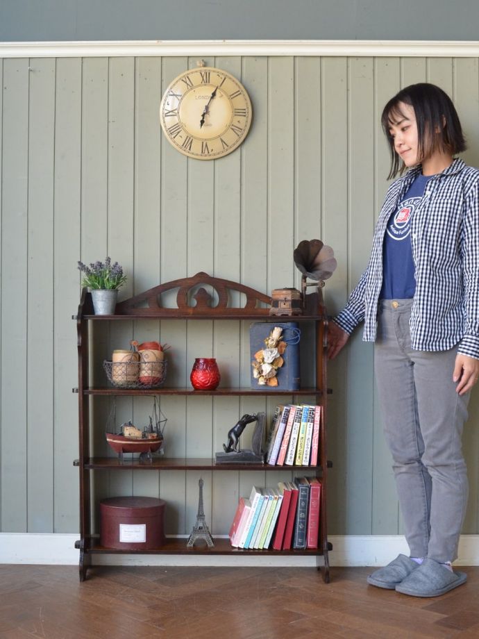 アンティークのオープンシェルフ