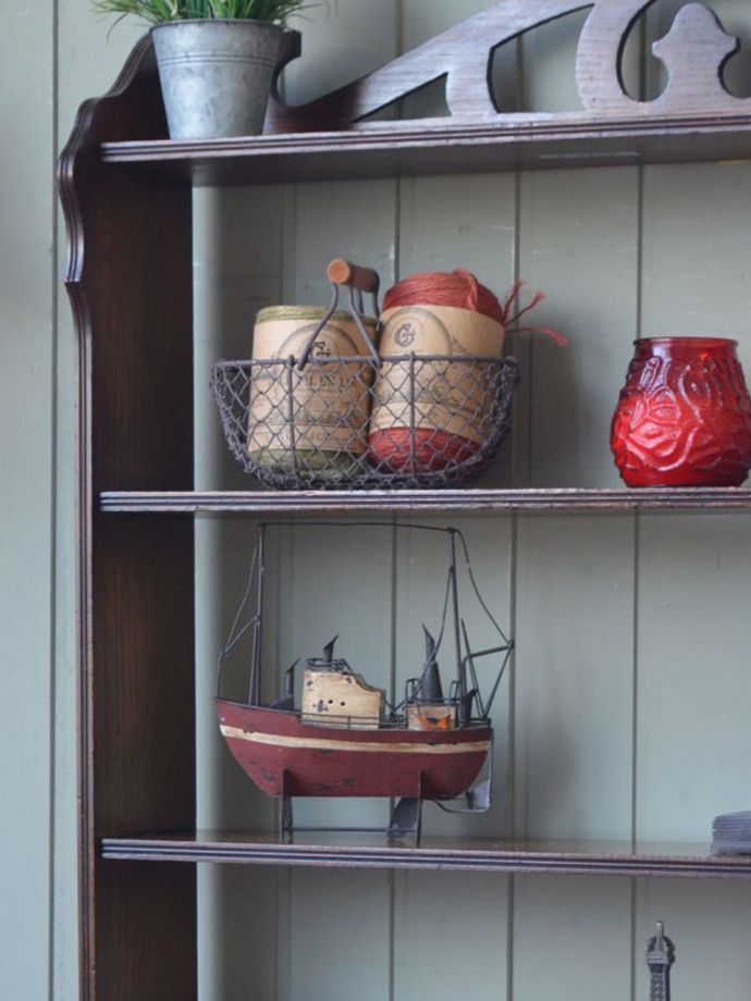 アンティーク家具らしさが漂うオープンシェルフ