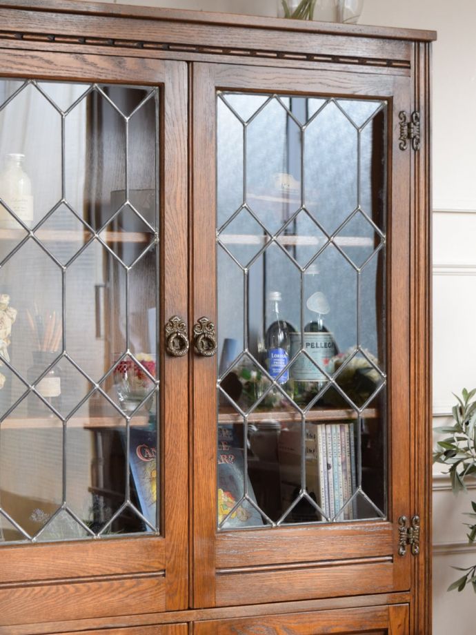 アンティーク家具らしさが漂うキャビネット