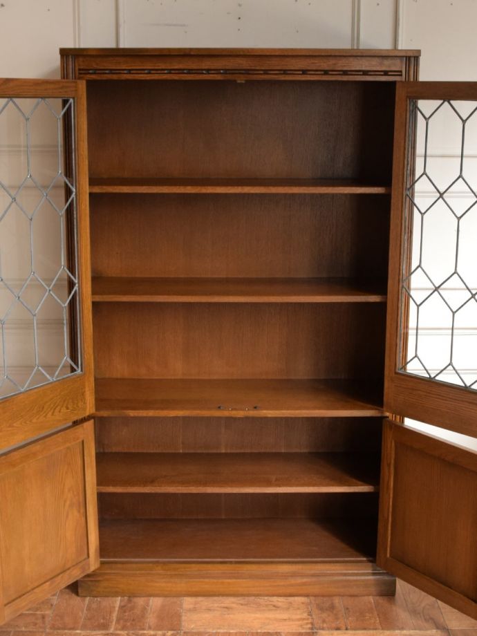 アンティークキャビネット扉の中