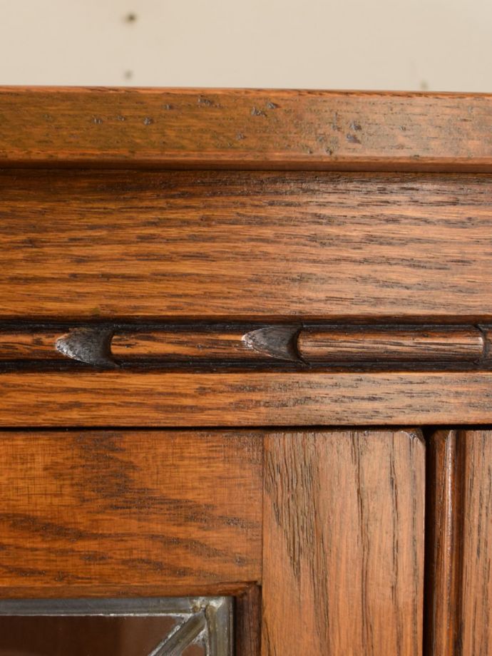 英国アンティーク家具らしい装飾