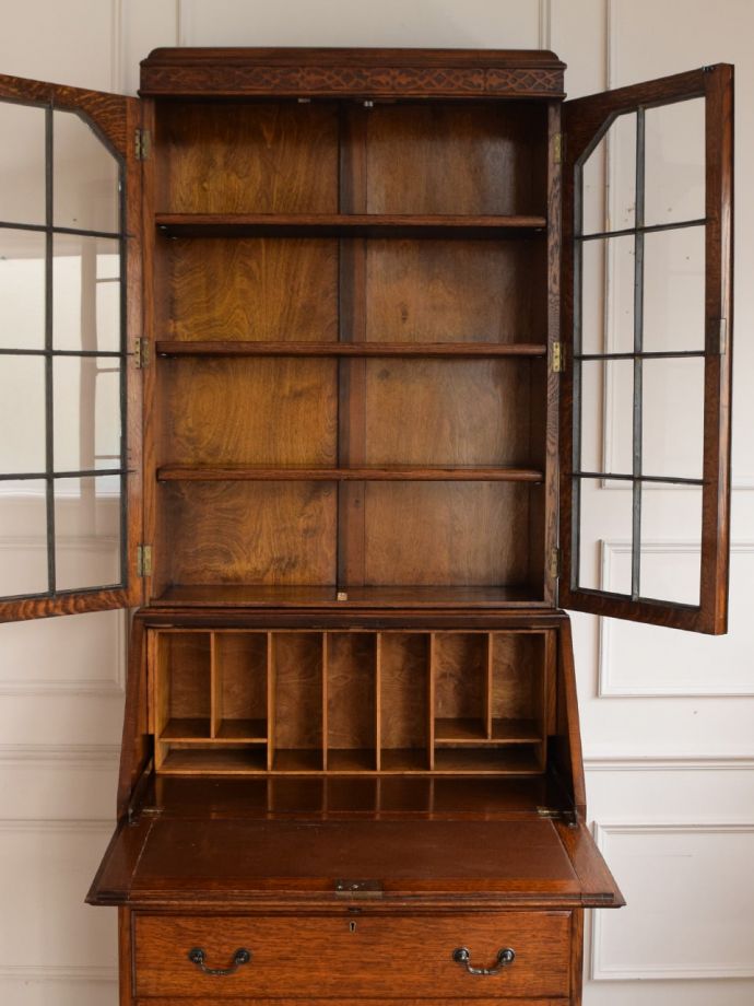 ビューローキャビネットの扉の中