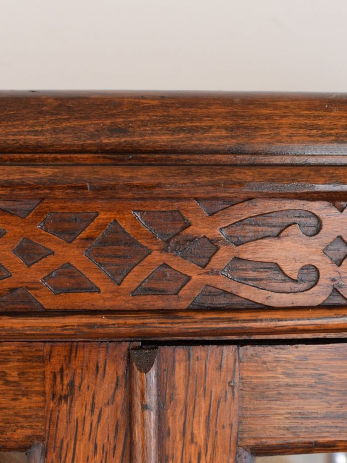 ビューローの華やかな装飾