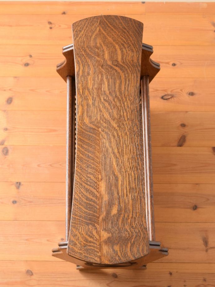 サイドテーブル付きのマガジンラック