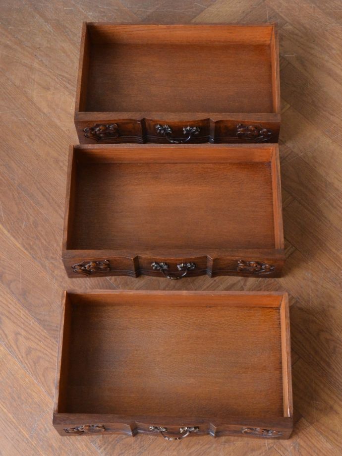 チェストの引き出しの中