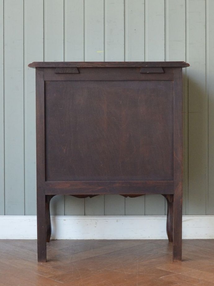 サイドチェストの後ろ姿