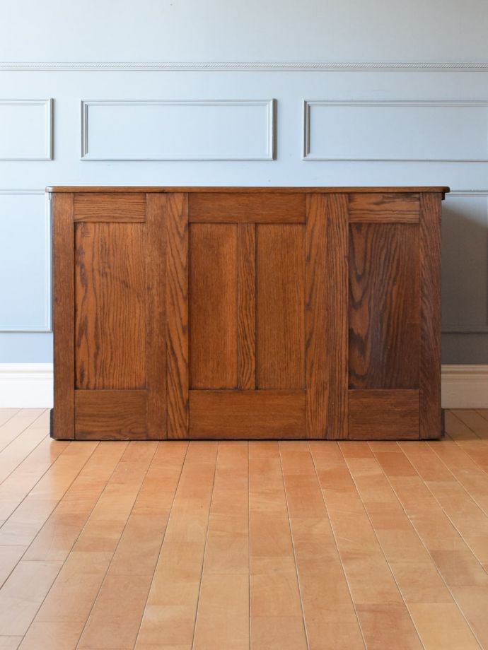 アンティークデスクの後ろ姿