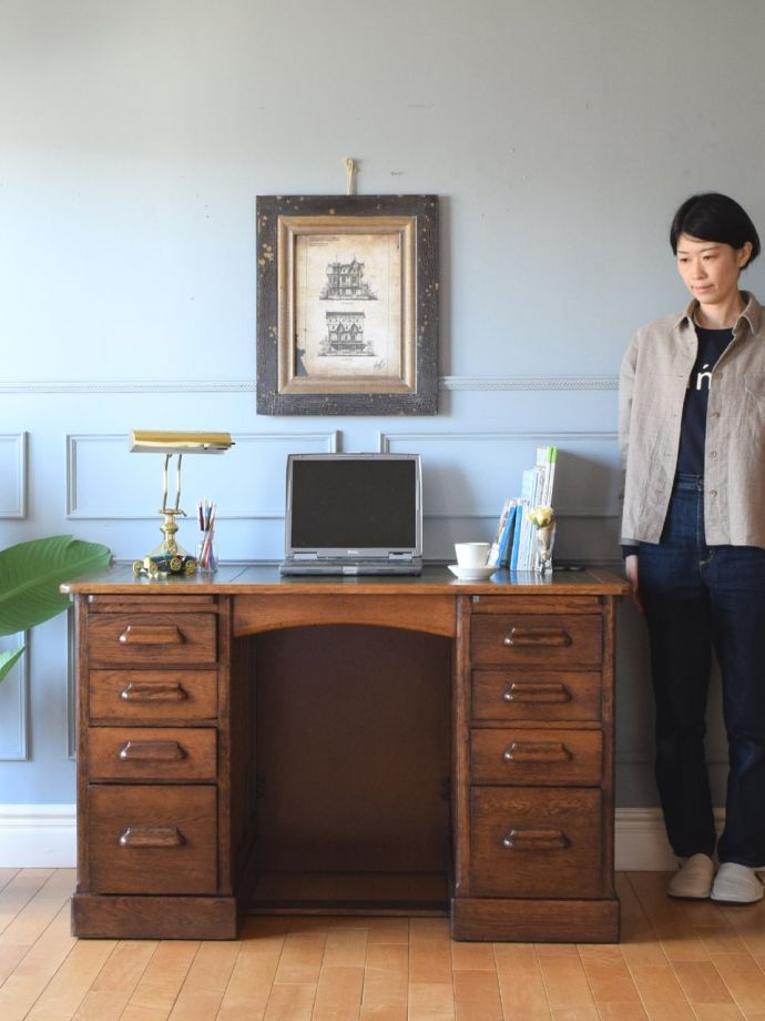 英国アンティークのデスク