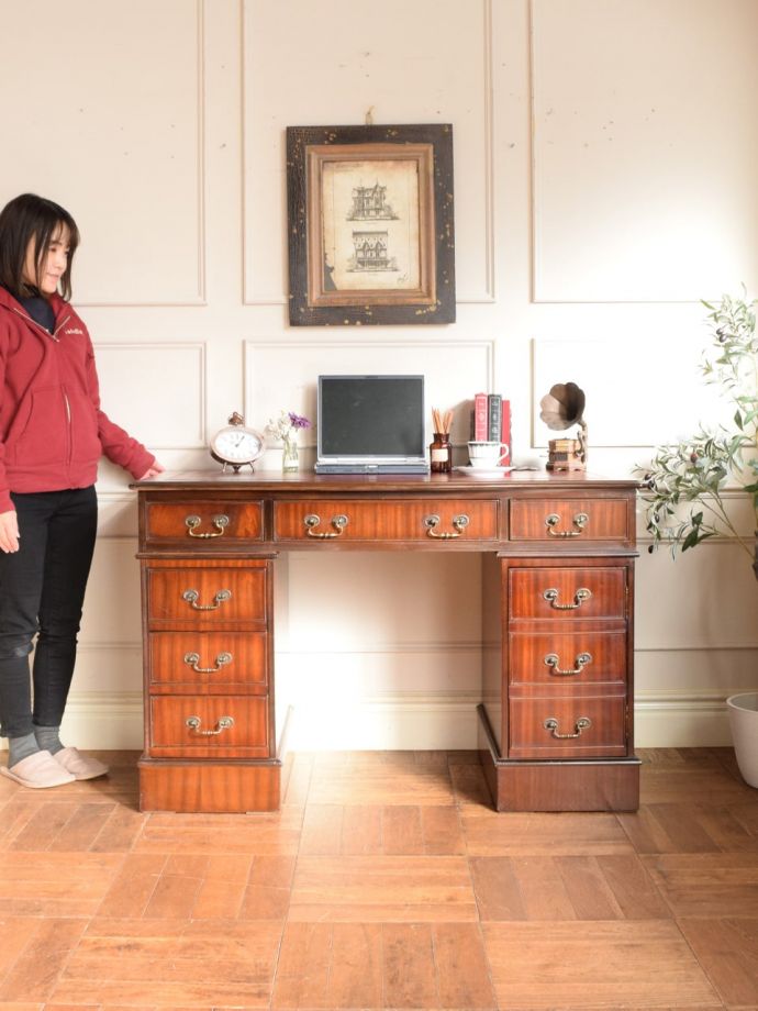 イギリスで豪華なアンティークの書斎机、マホガニー材の杢目が美しい