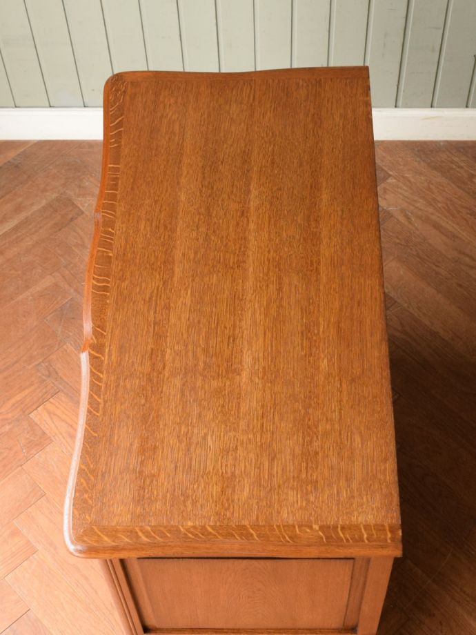 アンティークのサイドボードの天板