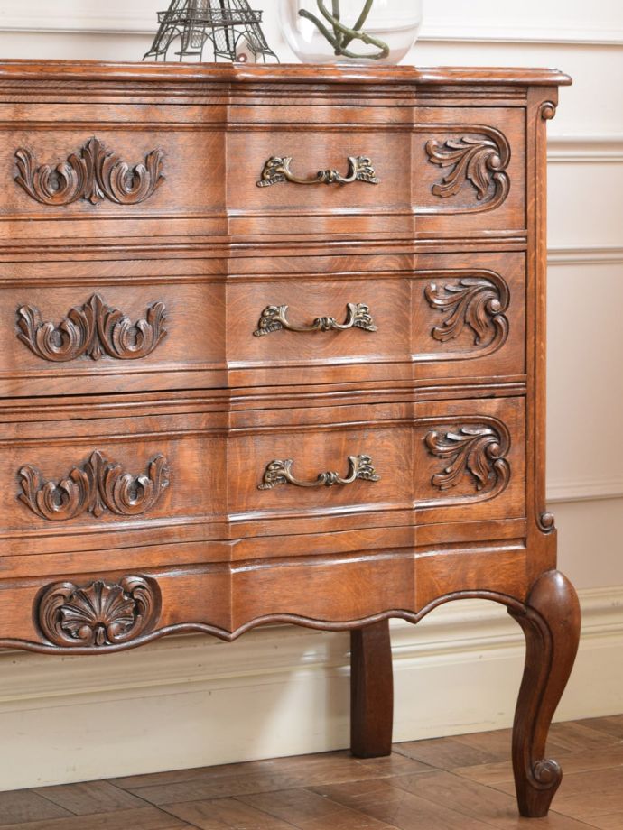 フランスの家具らしい美しいフォルム