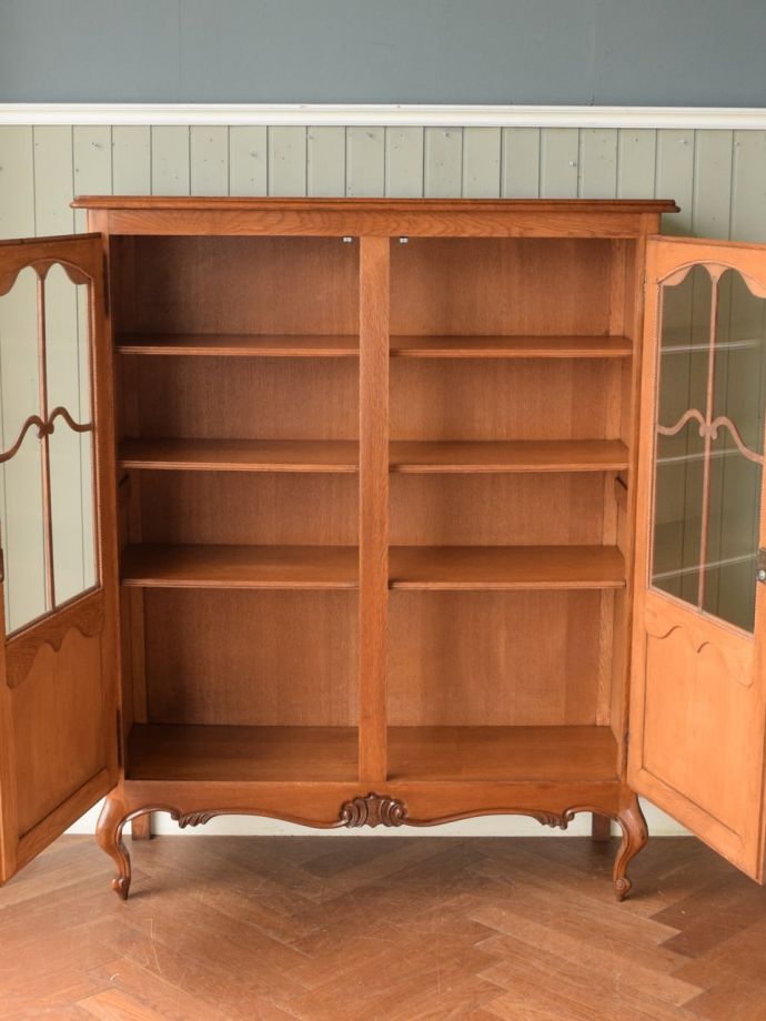 アンティークキャビネットの扉の中