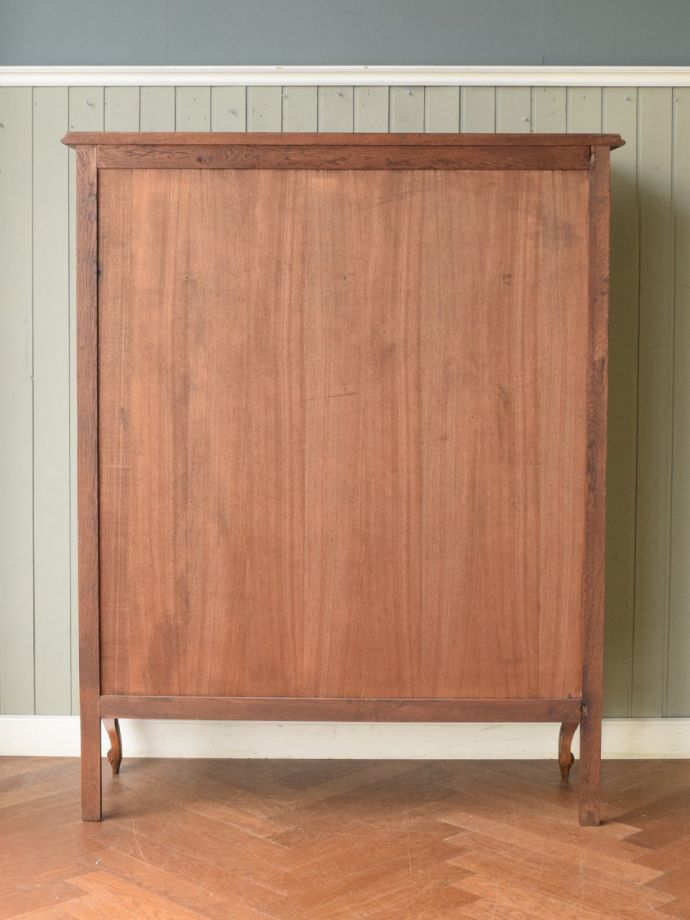 キャビネットの後ろ姿