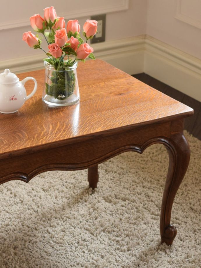 フランスの家具らしい美しいフォルム