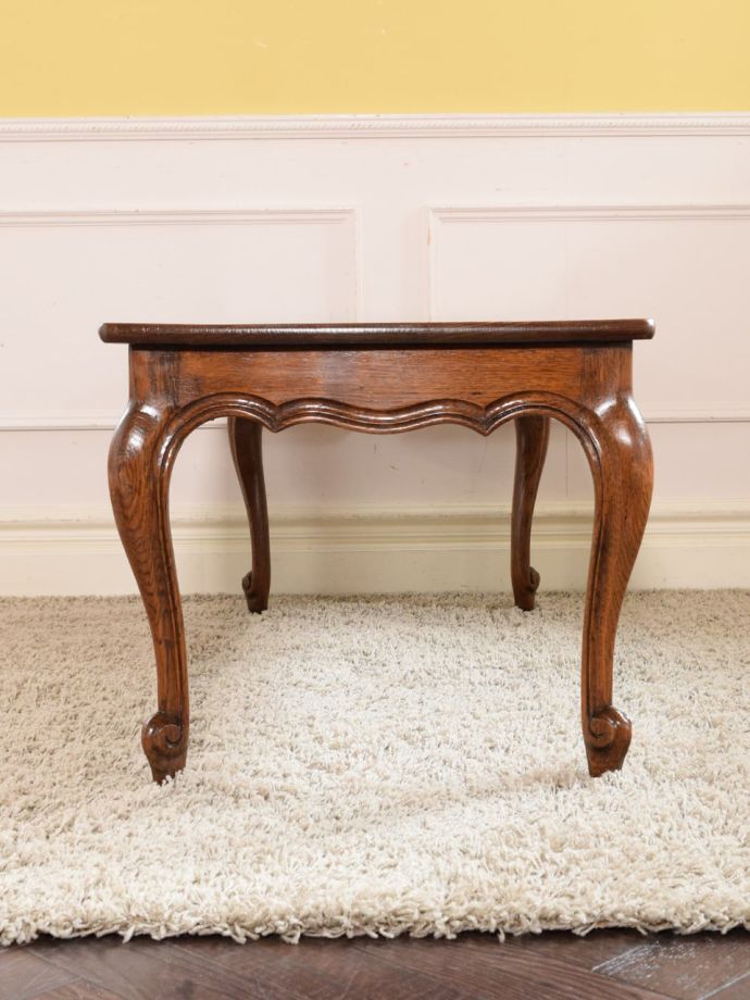 コーヒーテーブルの側面