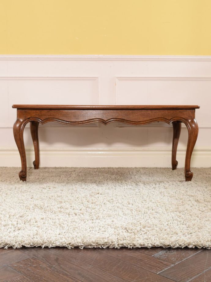 アンティークテーブルの横顔