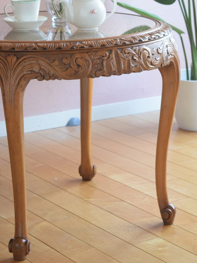 フランスの家具らしい美しいフォルム