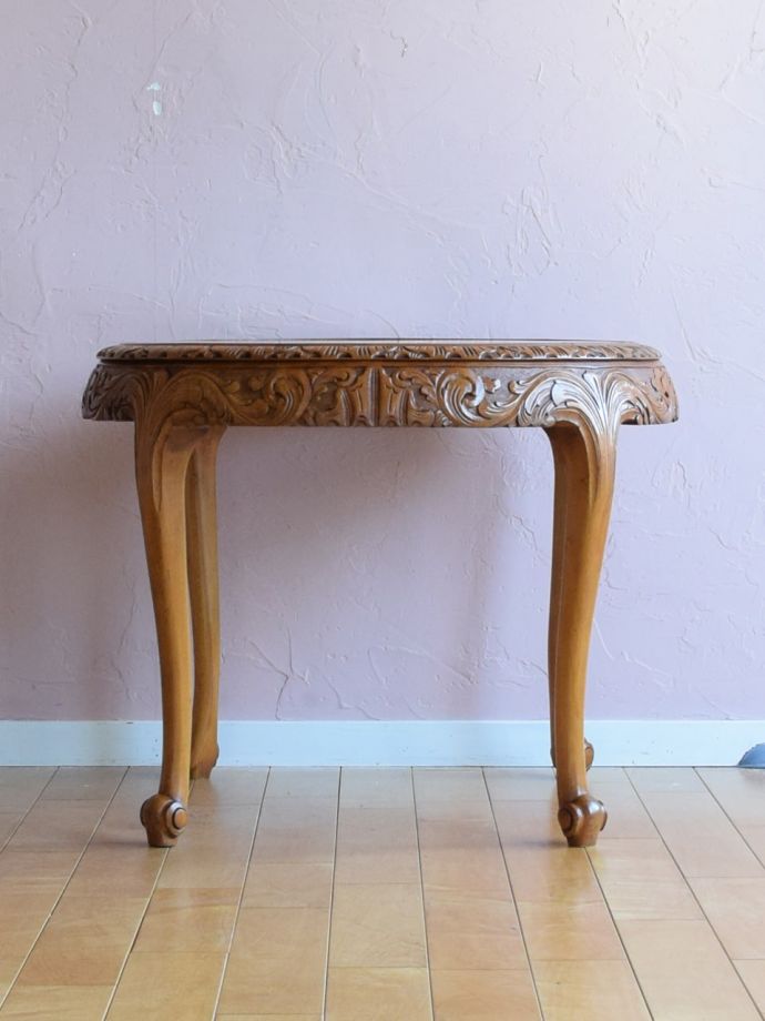 アンティークテーブルの横顔