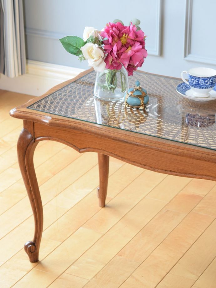 フランスの家具らしい美しいフォルム