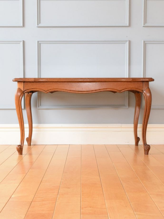 アンティークテーブルの横顔