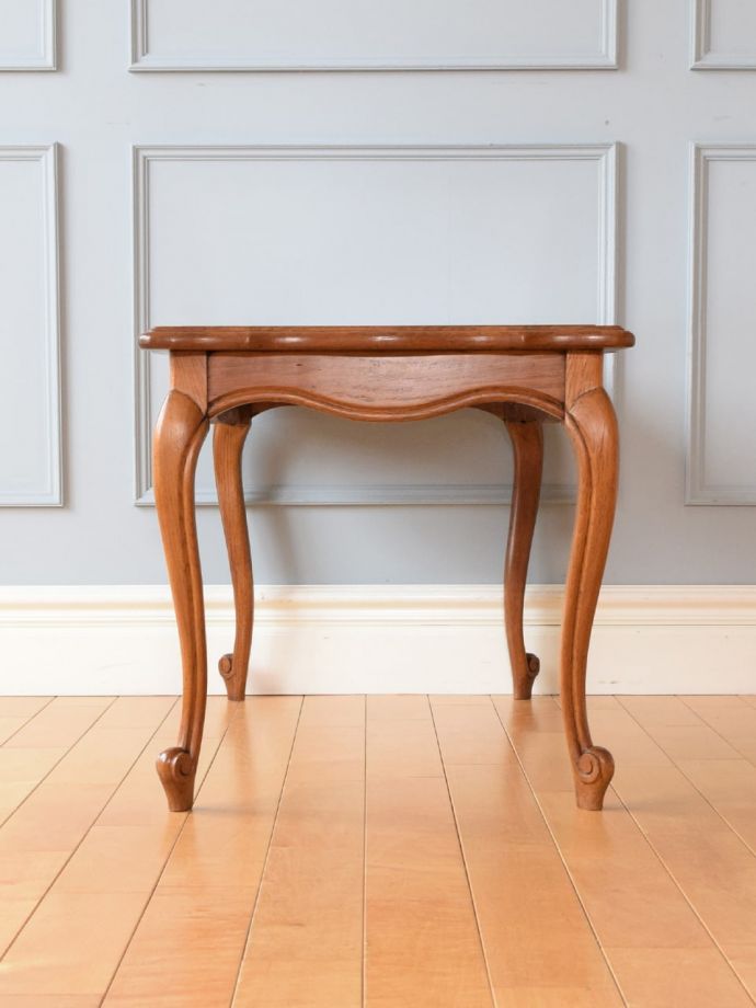 コーヒーテーブルの側面