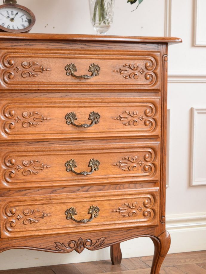 フランスの家具らしい美しいフォルム