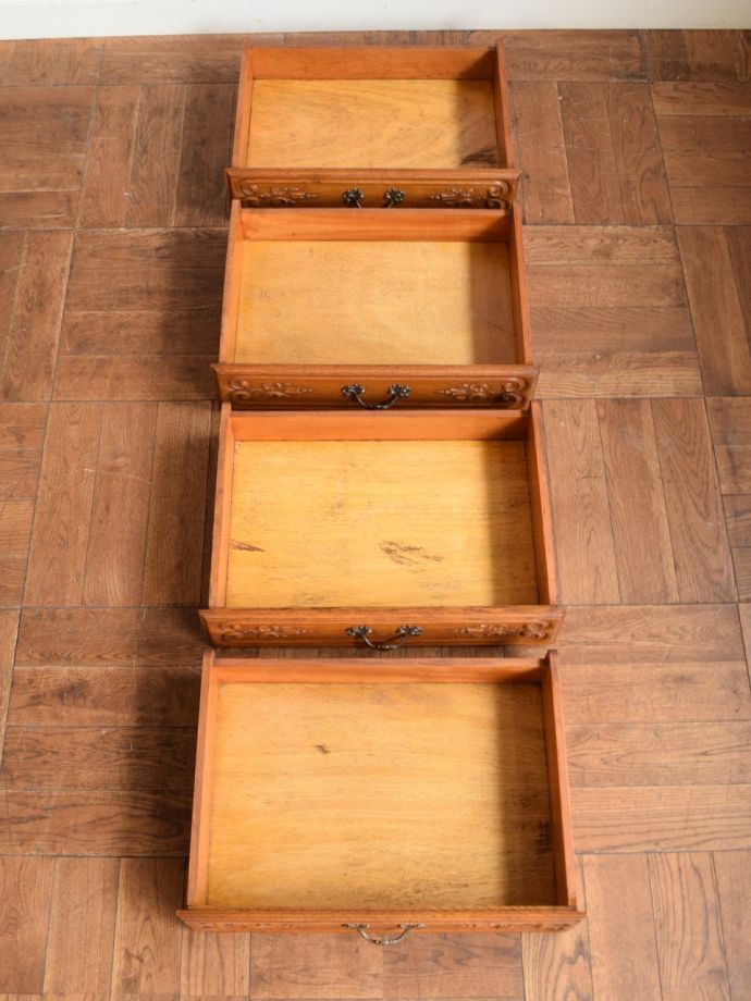 アンティークチェストの引き出しの中