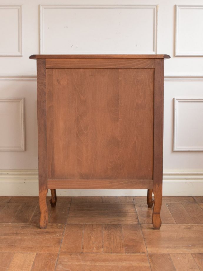 チェストの後ろ姿