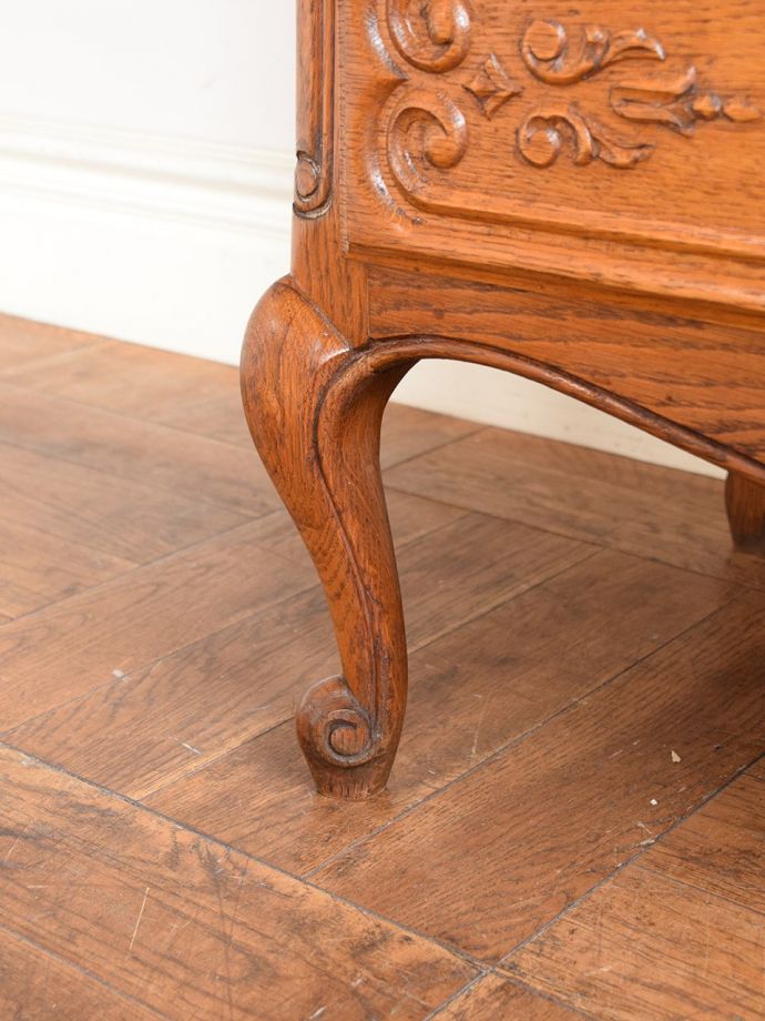 アンティークチェストの脚