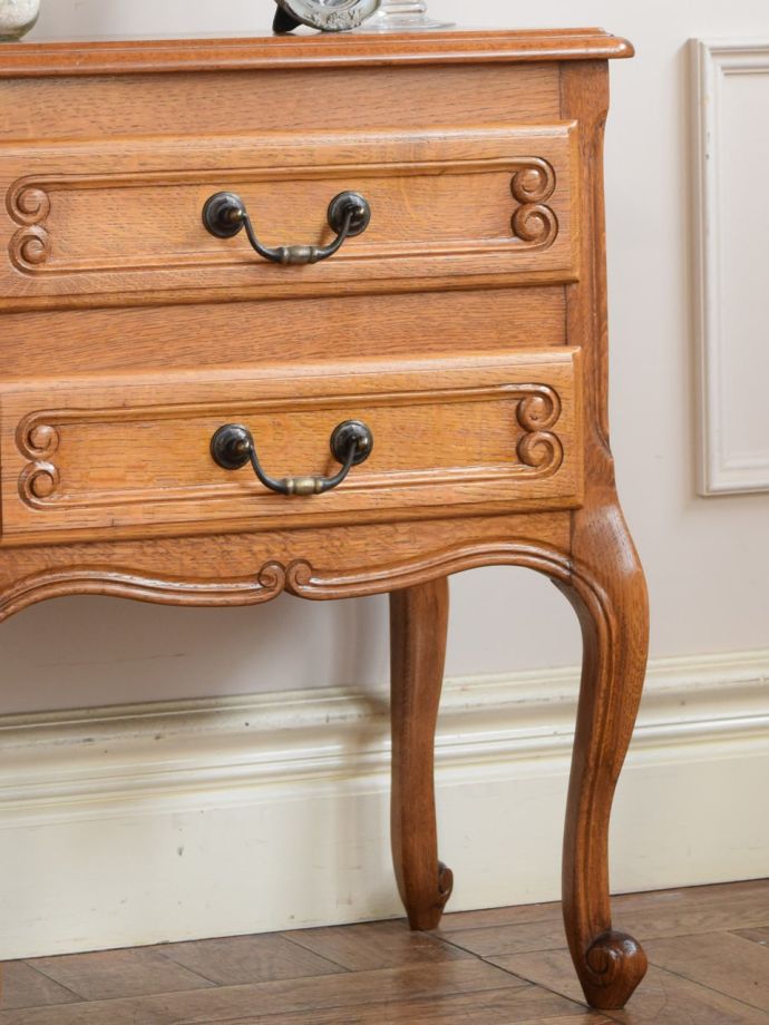 フランス輸入のアンティークチェスト、コンパクトサイズのナイト