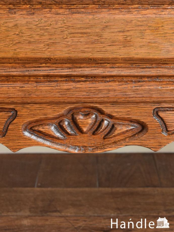 アンティークのチェストの装飾