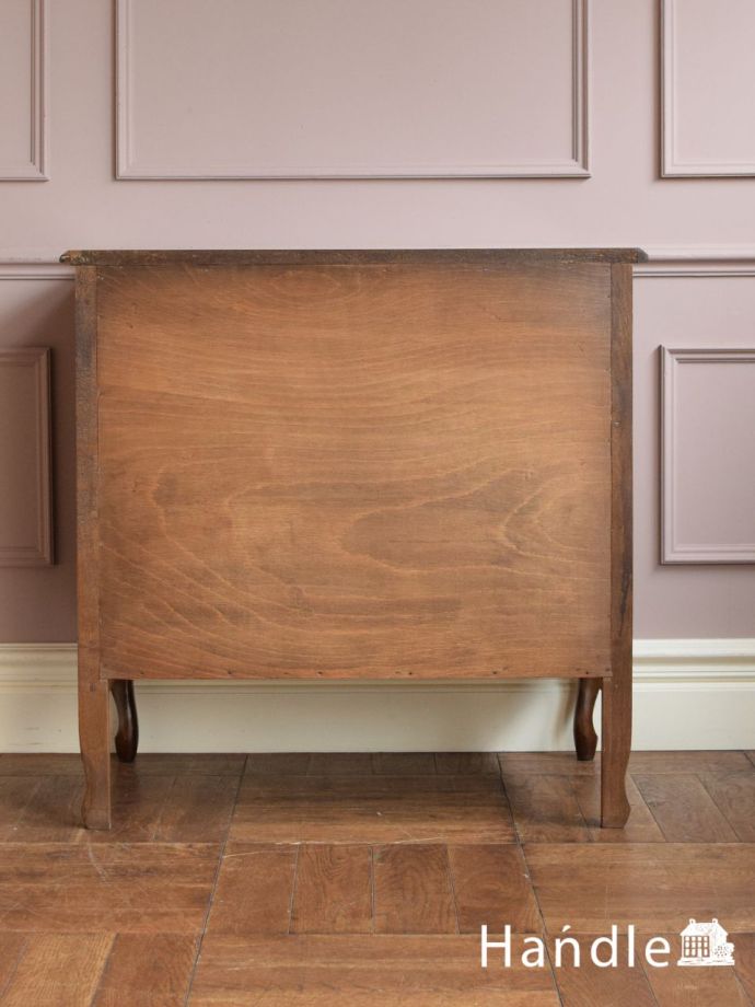 チェストの後ろ姿