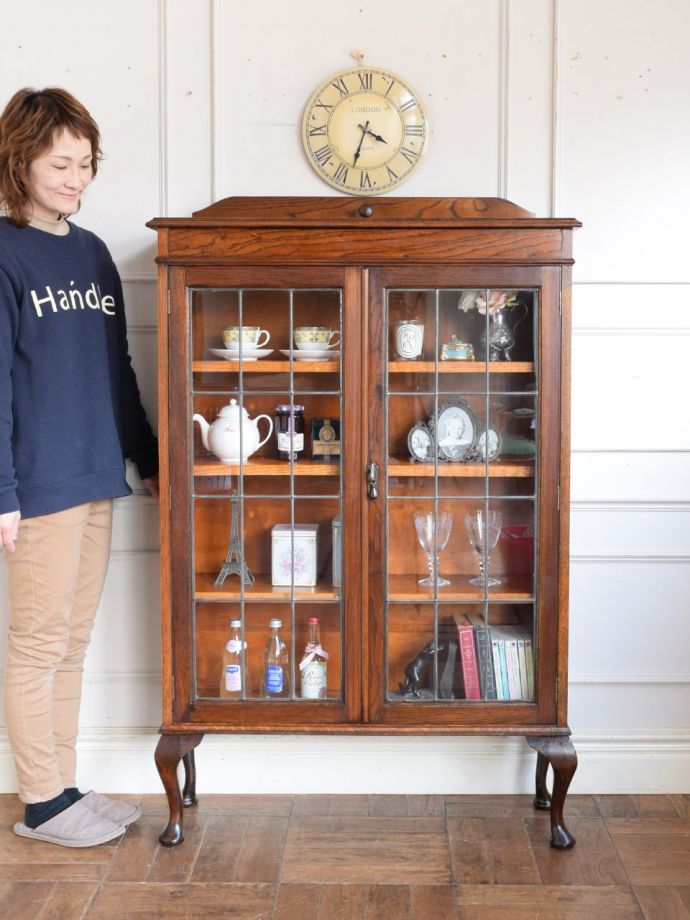 英国アンティークのキャビネット