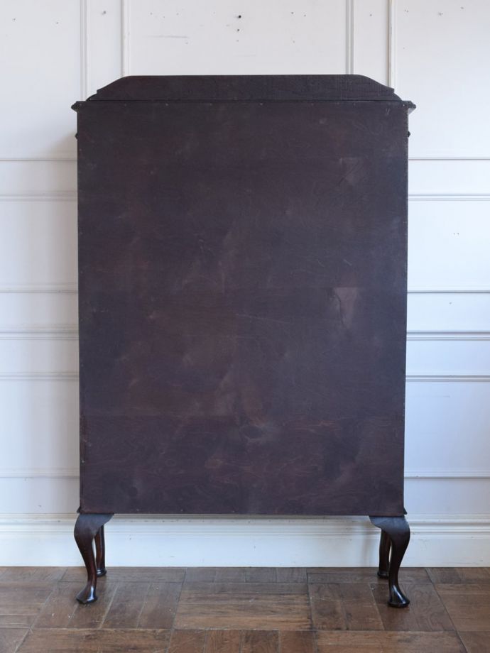 キャビネットの後ろ姿