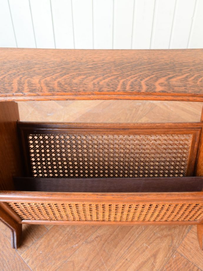 サイドテーブル付きのマガジンラック