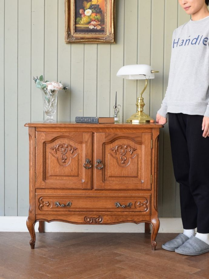 フランスの優雅なサイドボード