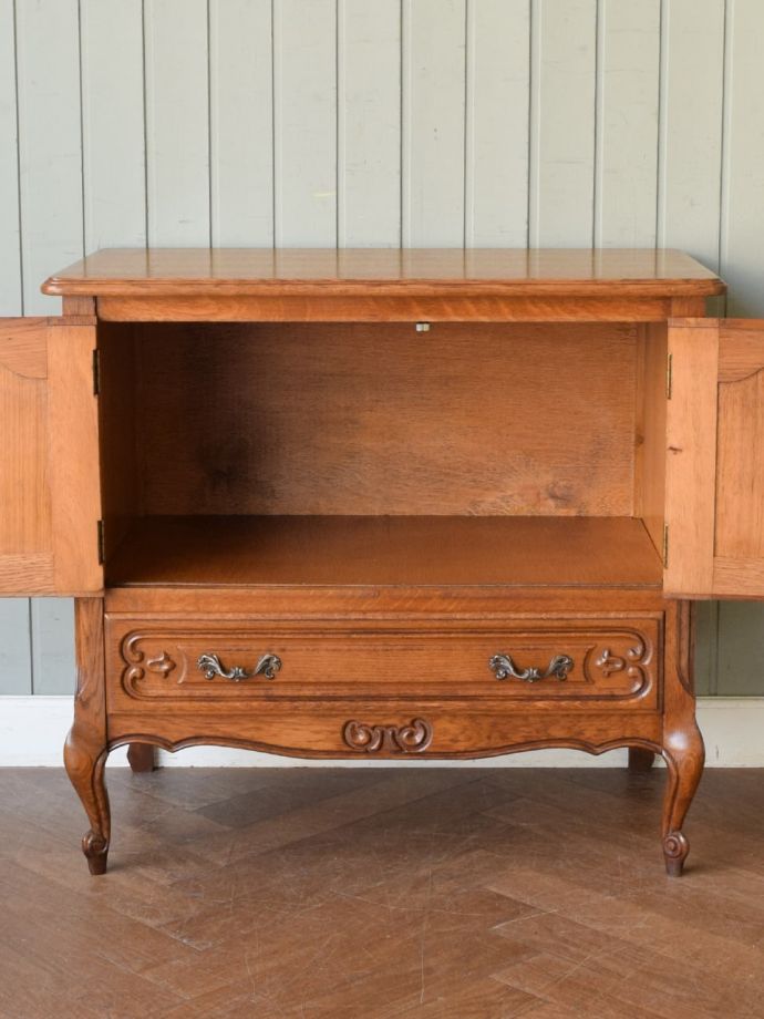 アンティークのサイドボードの扉の中